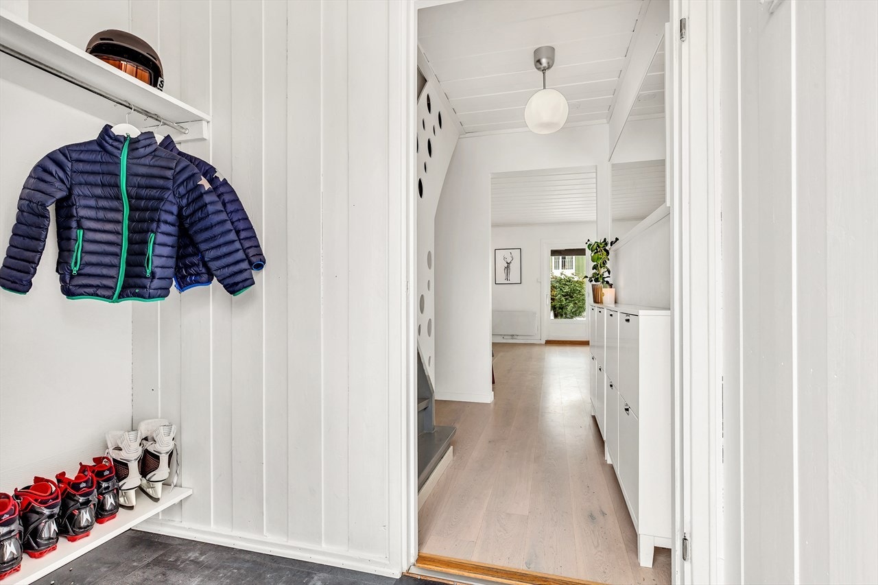 Entré med klesoppbevaring. Galleribilde