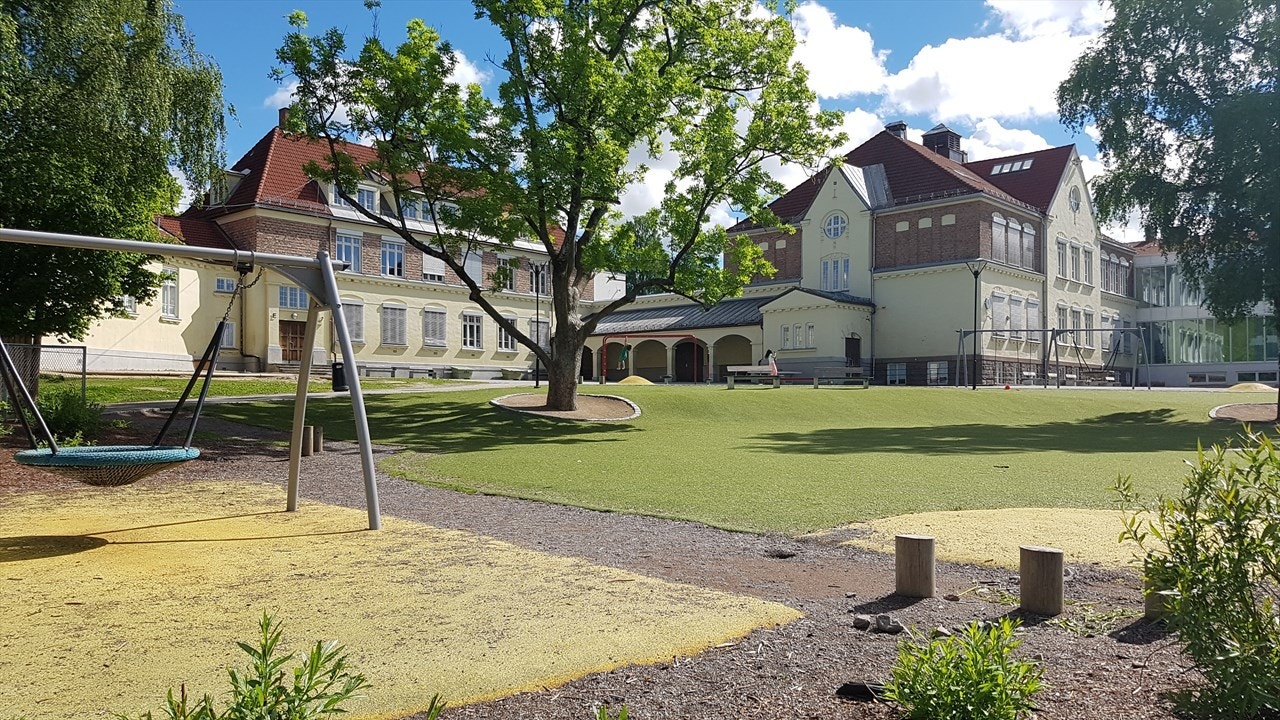 Det kryr av barn som tar følge til populære Tåsen barneskole. Galleribilde