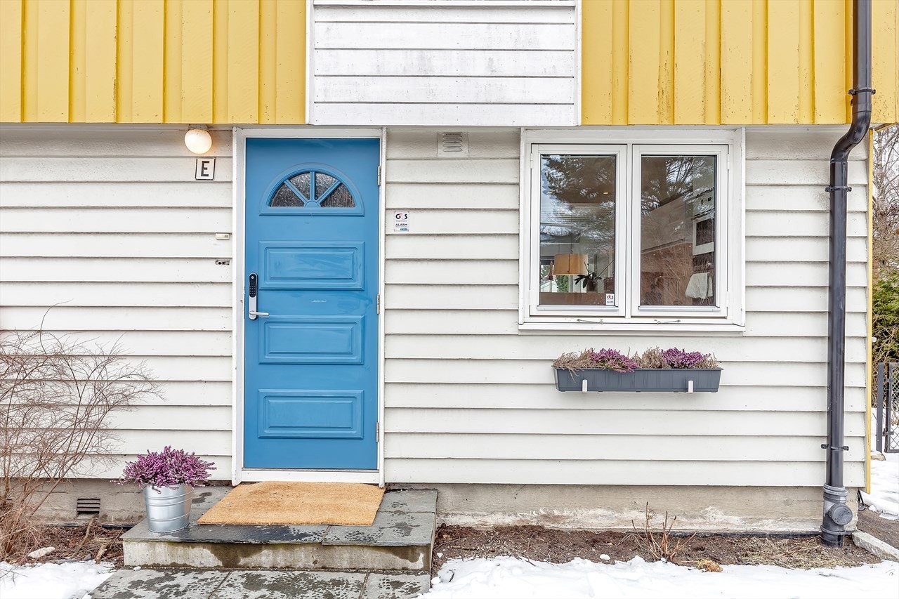 Det er avstemning i disse dager om man skal gå for utvidelse av inngangspartiet med 4,3 kvm som vil gjøre entré med garderobe mer praktisk for barnefamilier. Galleribilde