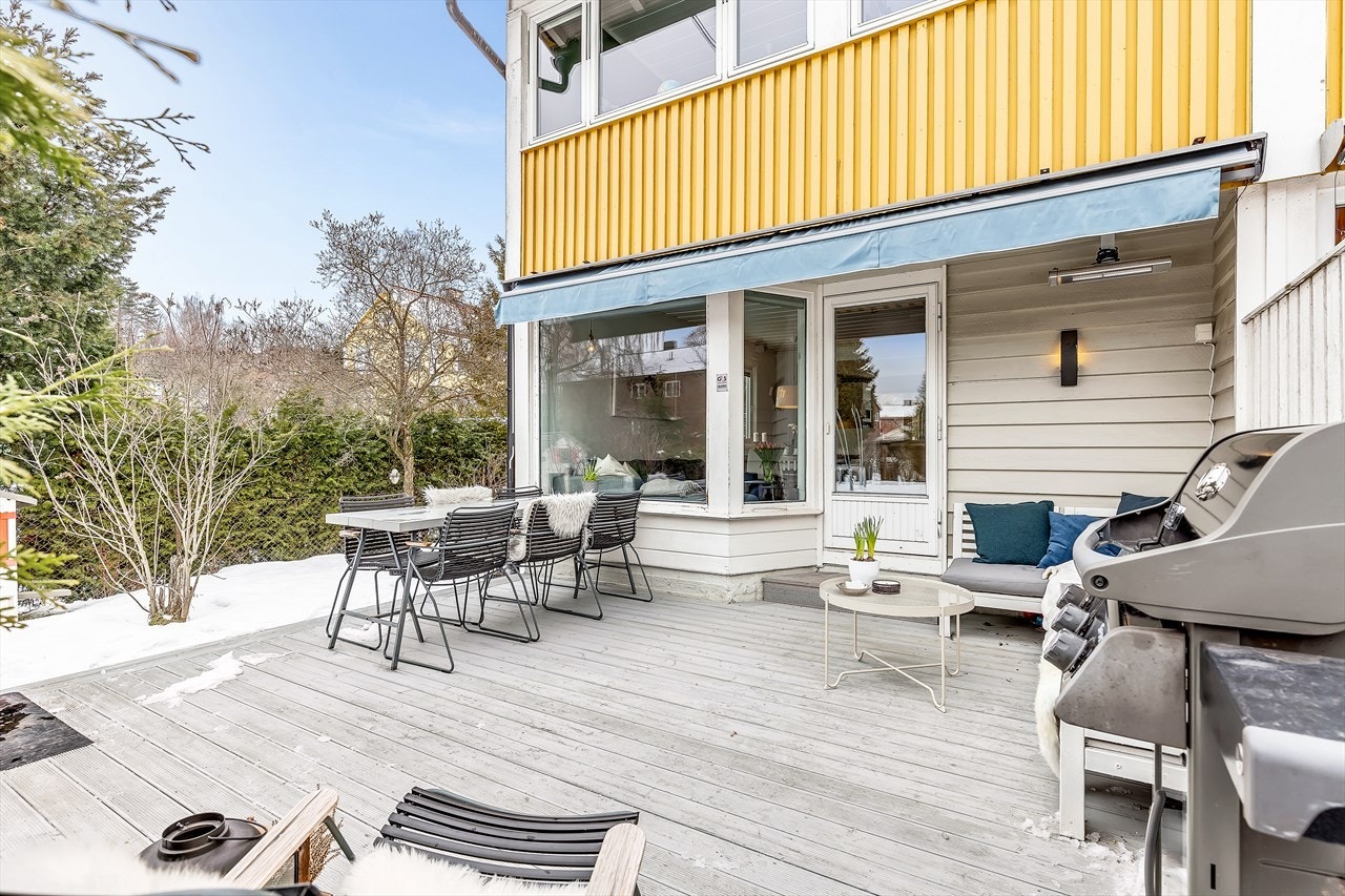 Et lyst og praktisk enderekkehus med stor skjermet hage i et populært boligstrøk. Galleribilde