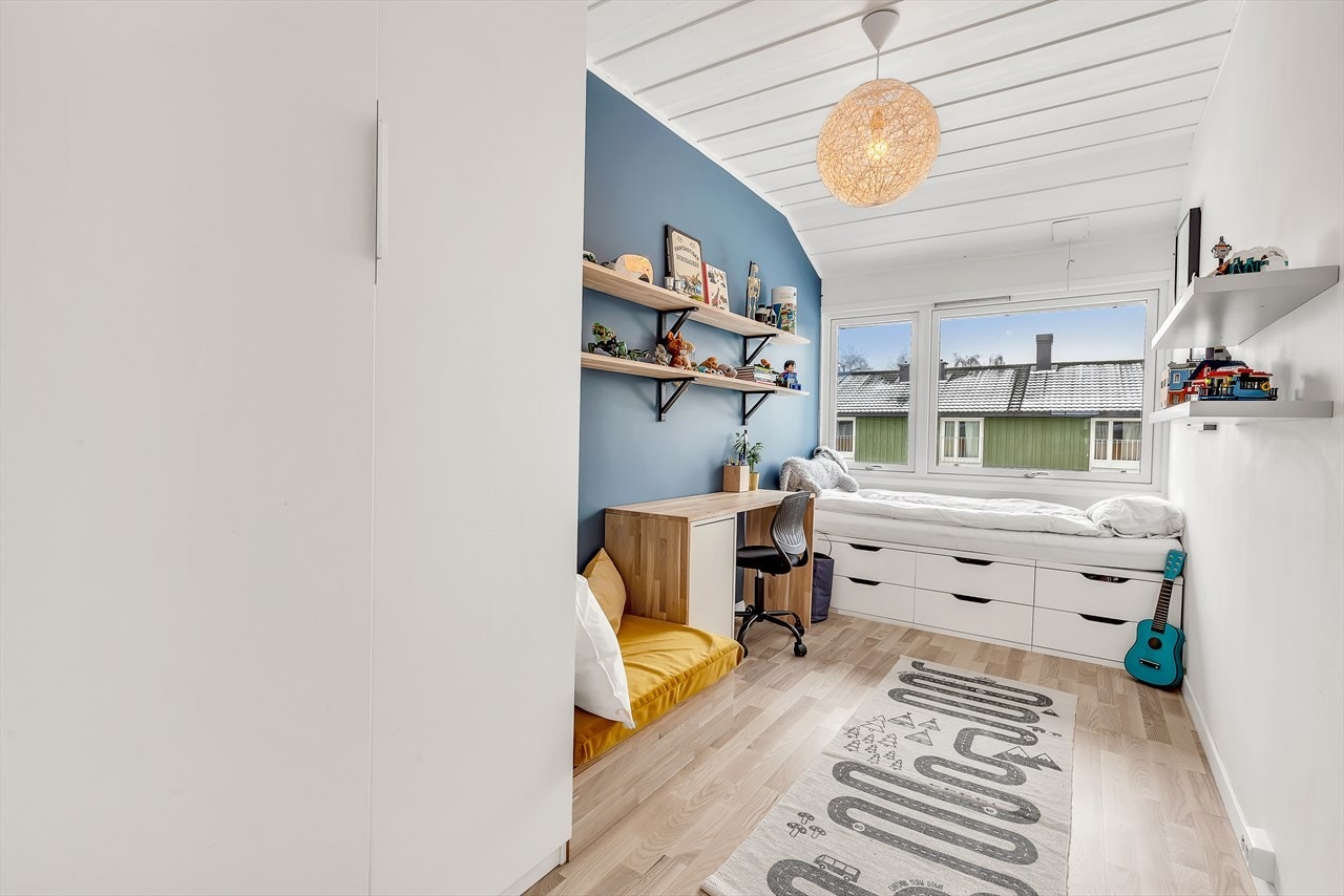 Barnerom (soverom 3) er et stort barnerom med god plass til seng, skap og skrivebord. Bred vindusflate mot sydvest gir godt med naturlig lys til rommet. Koselig plassbygget sofabenk. Galleribilde