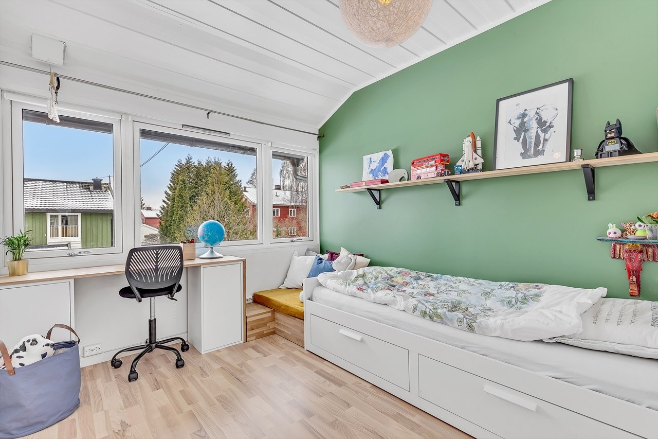 Barnerom (soverom 2) er et stort barnerom med god plass til seng, skap og skrivebord. Bred vindusflate mot sydvest gir godt med naturlig lys til rommet. Koselig plassbygget sofabenk. Galleribilde