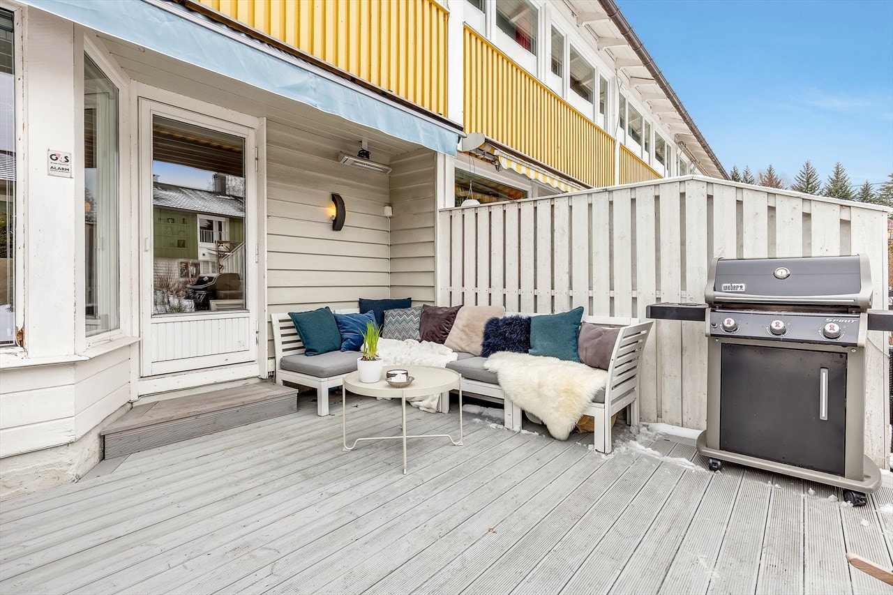 Leiligheten ble vesentlig oppgradert i 2012/13 - elektrisk anlegg, bad, kjøkken, gulv, innerdører, entrédør m.m. Utvendig har Huseierforeningen besørget nye yttertak, drenering og maling av panel. Det er i stor grad byttet vinduer i boligen. Galleribilde