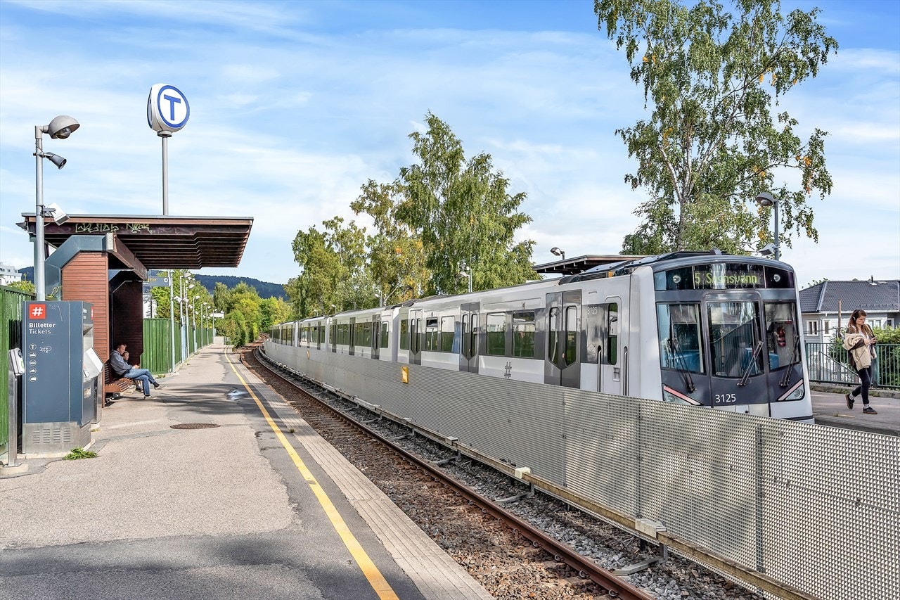 Boligen ligger svært sentralt til med kort gange til buss/t-bane (ca 4 min til Berg t-bane stasjon som tar 5 min til Majorstuen). Galleribilde