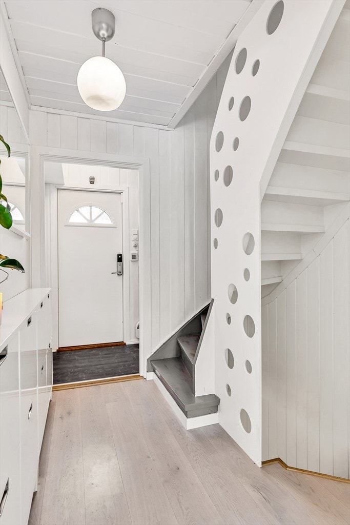 Trappegang med plass til smarte skoskap. Adkomst til 2. etasje og kjellerplan. Galleribilde