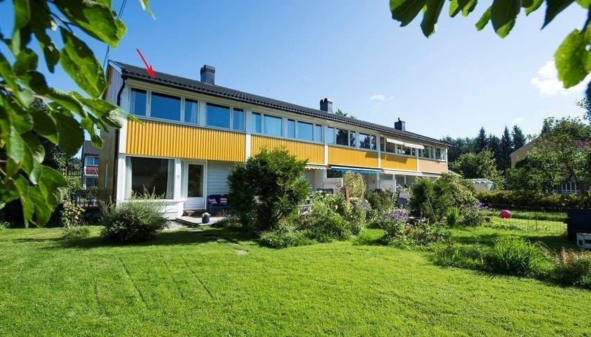 Selgers sommerbilde viser den frodige og skjermede hagen, barnevennlig beliggende innerst i rekken - med de aller beste solforhold! Galleribilde