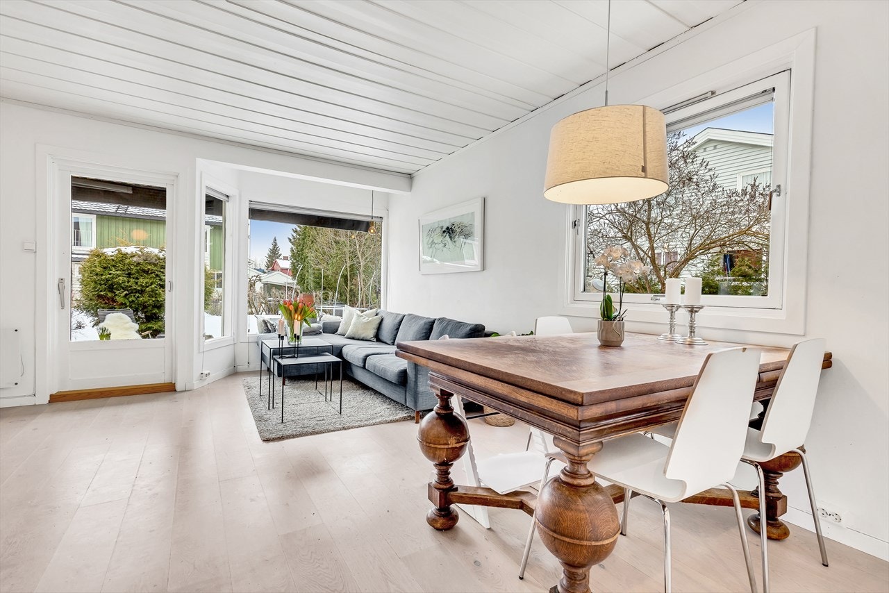 Stue med godt lysinnslipp fra mange vinduer. Galleribilde