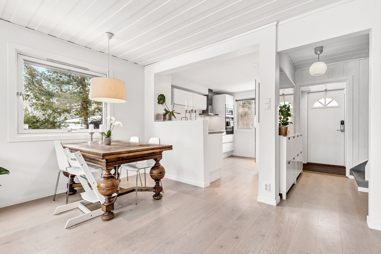 Bilde fra stue mot kjøkken og entré. Galleribilde