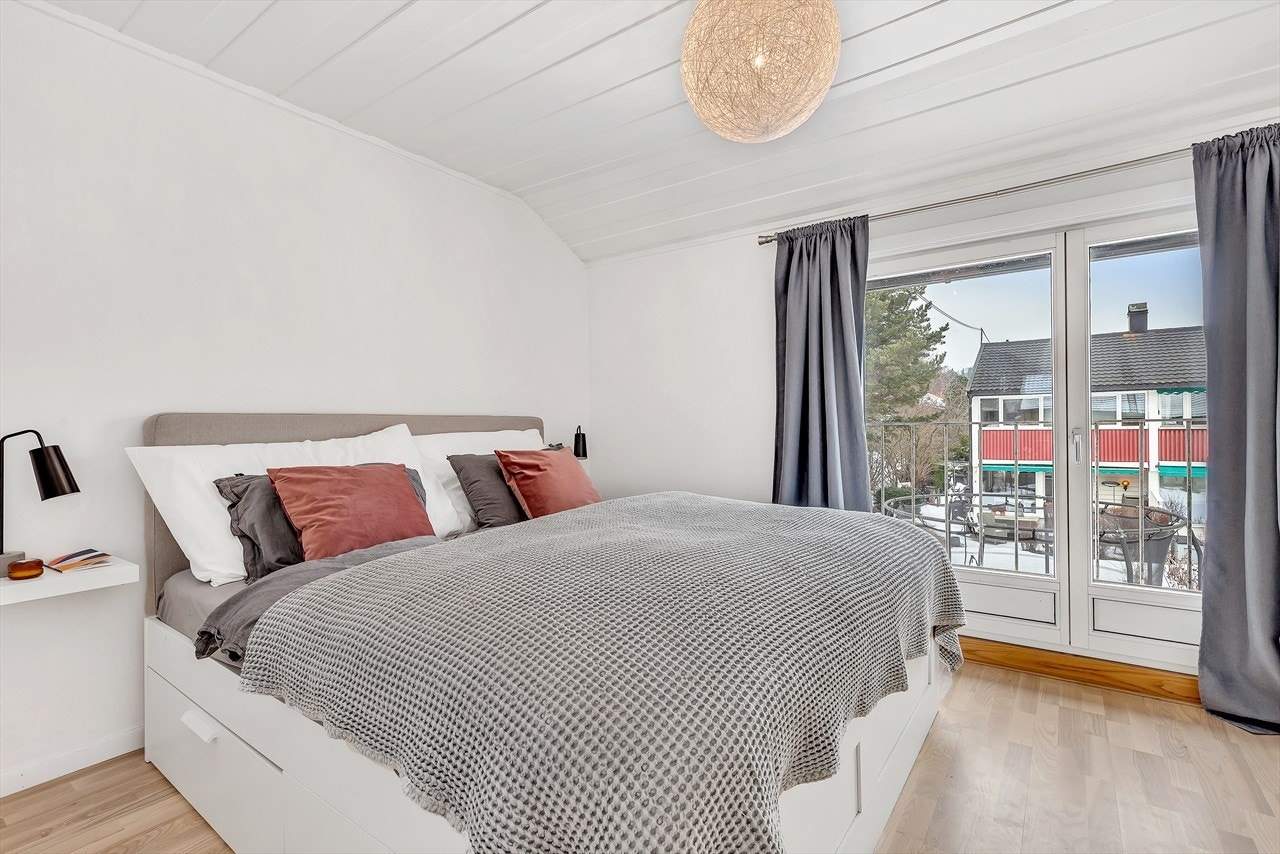 Hovedsoverommet harstort garderobeskap og kott/walk-in-garderobe. Tofløyet dør til fransk balkong fra 2001 som gir gode muligheter for lufting. Galleribilde