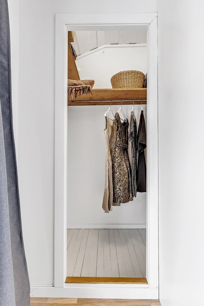 Walk-in-garderobe i hovedsoverom. Galleribilde