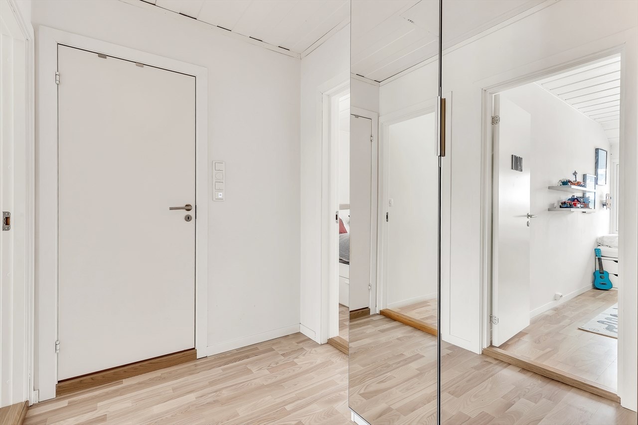 Gang i 2. etasje med garderobeskap. Nedfellbar stige til lagringsloft. Galleribilde