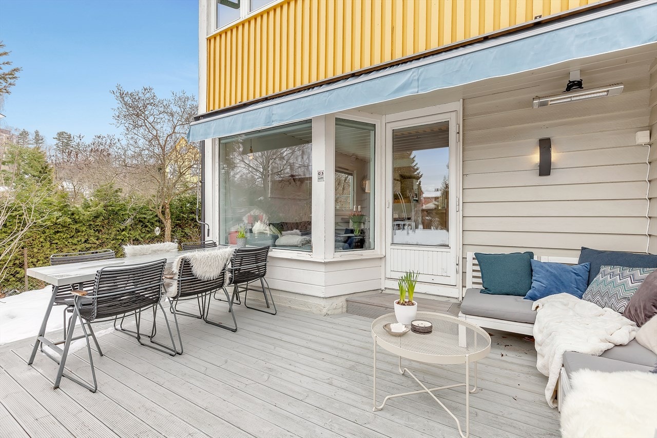 Terrasse er på hele 22 kvm og vender mot sydvest. Her er det sol fra formiddag til kveld og det er god plass til større sittegruppe, grill og utepeis. Det er markise, varmelampe, utelys og dobbel stikkontakt på terrassen som ble bygget i 2014. Galleribilde