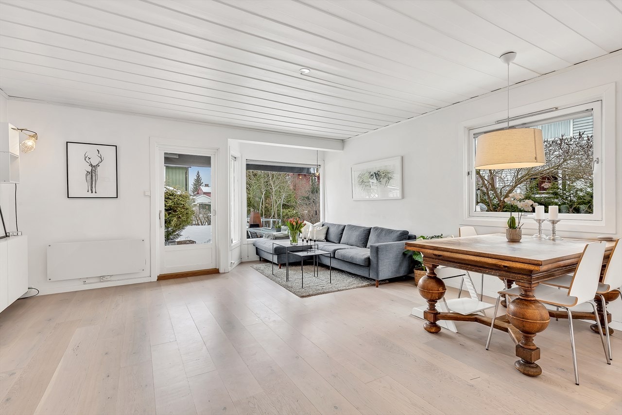 Deilig stue med lys fra vinduer fra tre sider. Pen lys enstavs parkett. God plass til salong og spisegruppe. Utgang til terrasse og hage. Galleribilde