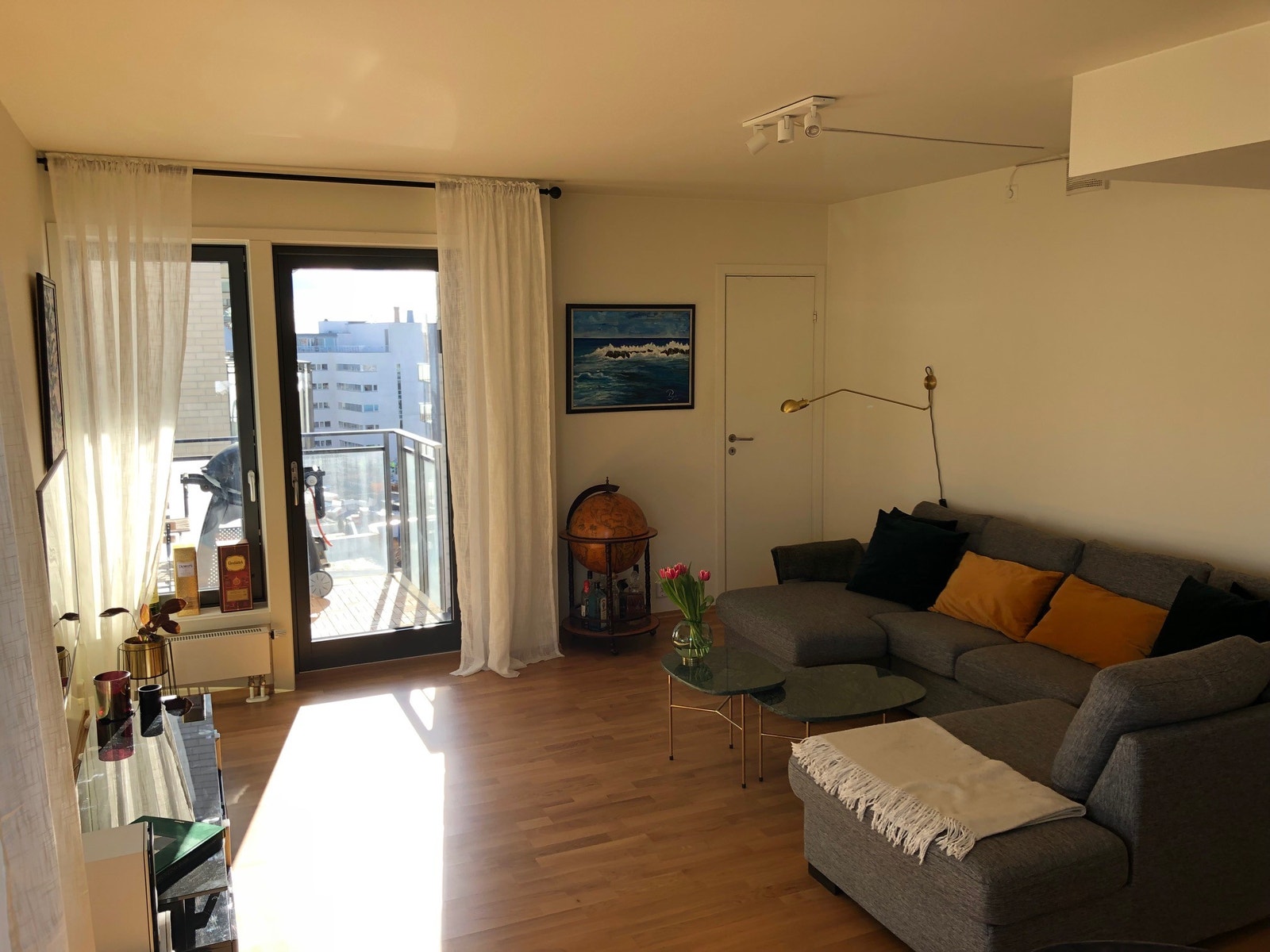 Stue med utgang til balkong 2. Romslig innebod på 3 m2 i hjørnet til høyre som ikke er avbildet. Galleribilde