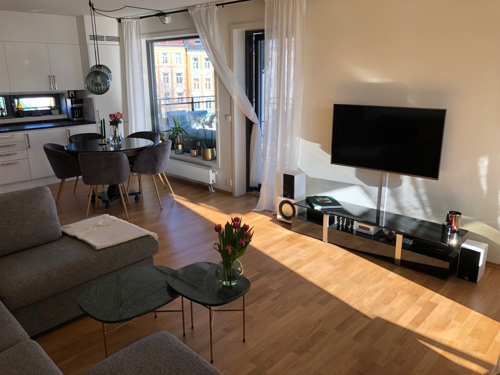 Lys og luftig stue pluss kjøkken Galleribilde