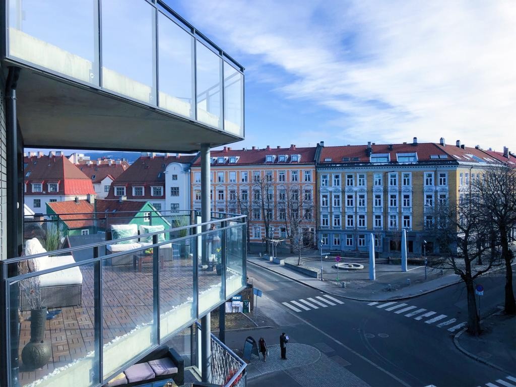 Utsikt fra balkong 2 mot balkong 1. til venstre. Oskar Braatens Plass til høyre Galleribilde