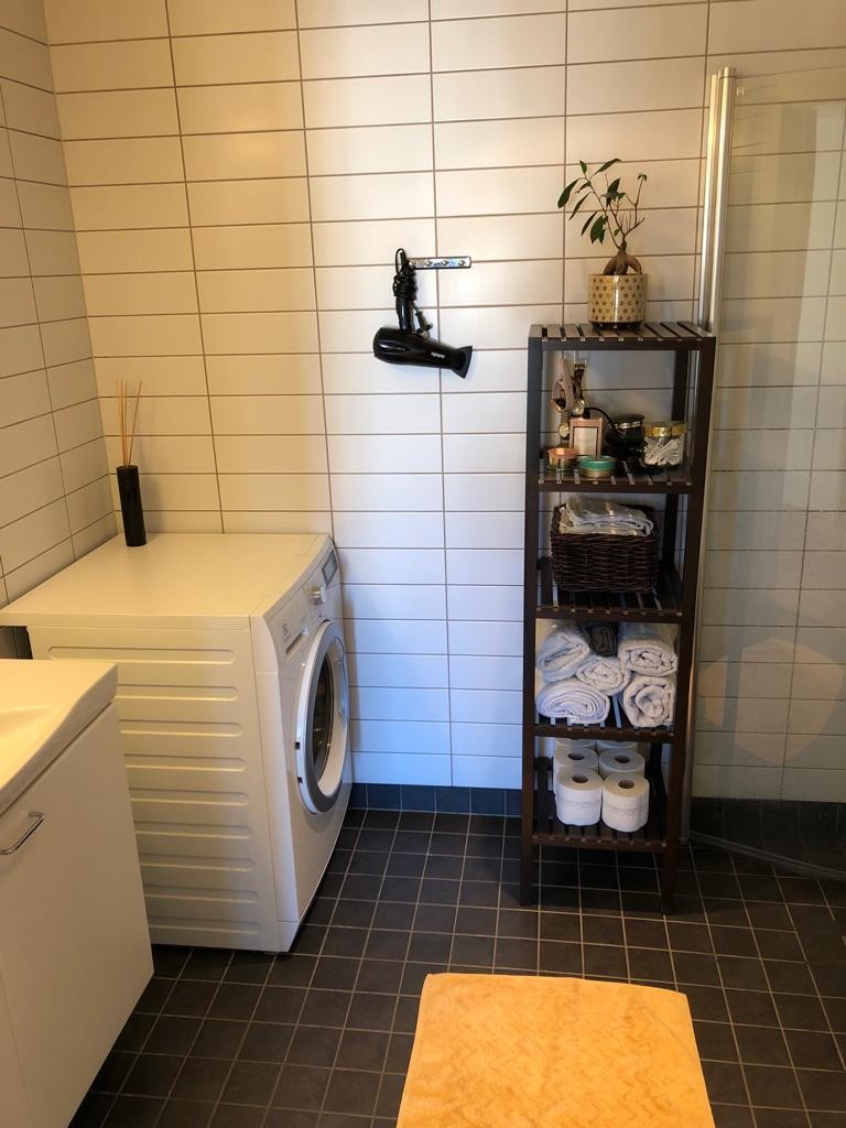 Bad, vaskemaskin og god plass Galleribilde