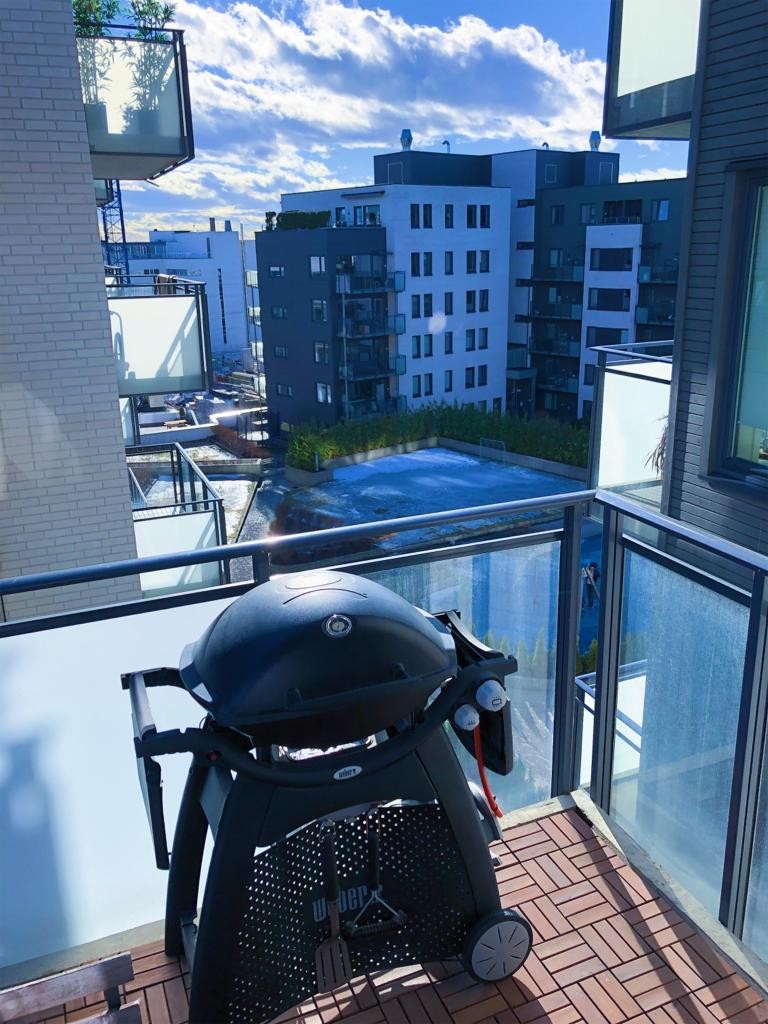 Balkong 2. på 4,9 m2 med utsikt mot bl.a. fellesområde og lekeplass Galleribilde