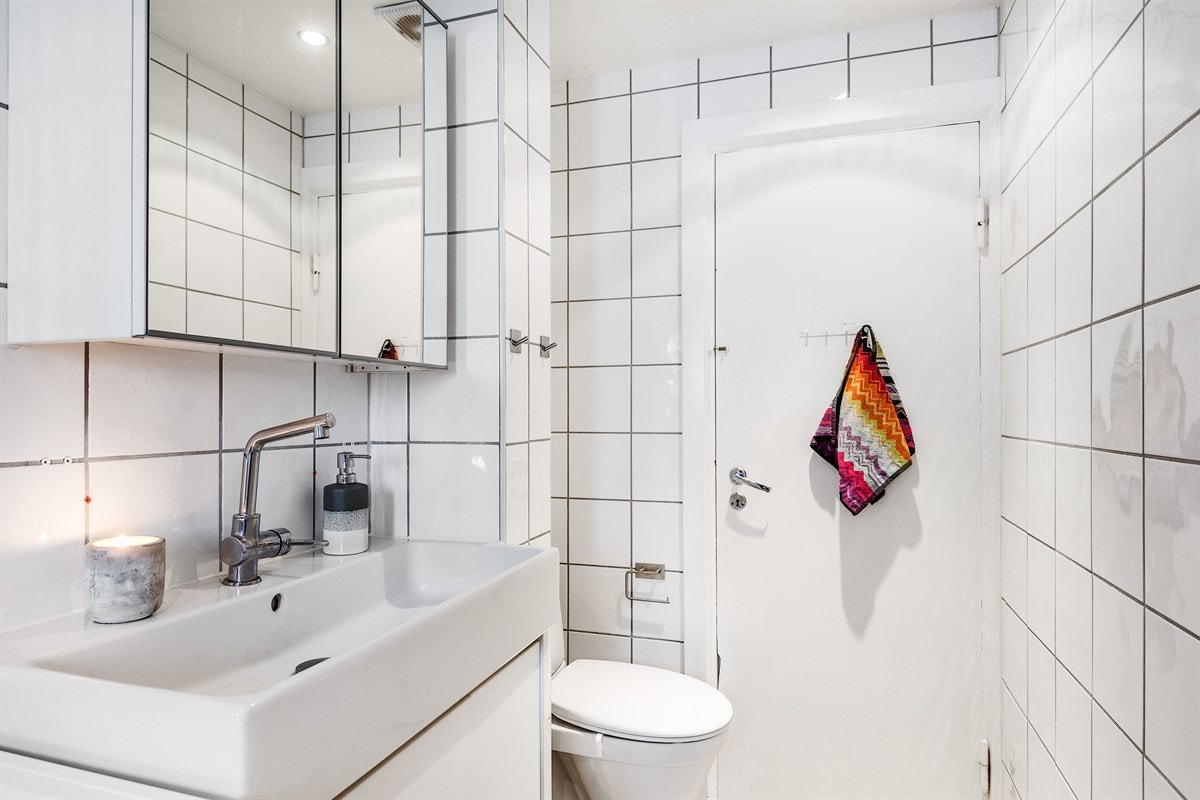 Wc, servant med underskap og speilskap over. Det er downlights i tak. Galleribilde
