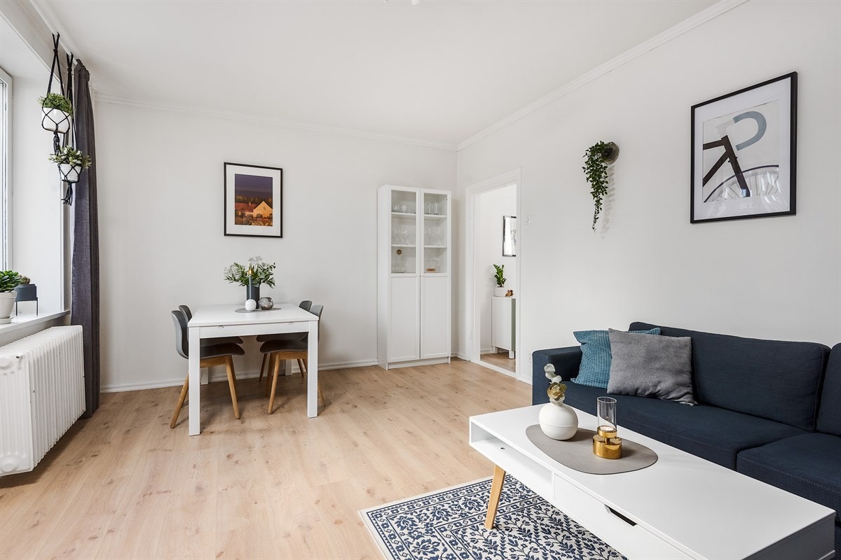 Flott stue med god plass til sofagruppe, tv-seksjon, spisestue og annet ønskelig møblement. Galleribilde
