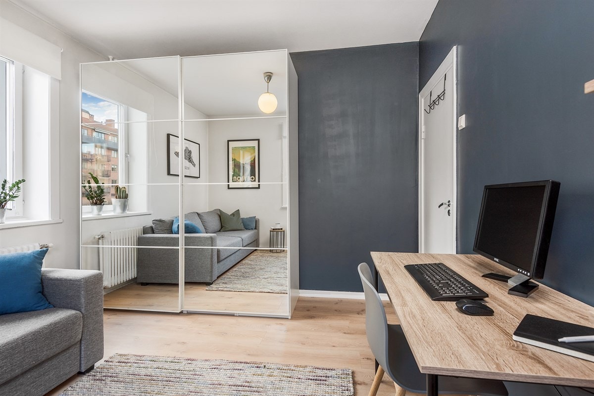 Soverom 2: God oppbevaringsplass i skyvedørsgarderobe med speilfronter. Galleribilde