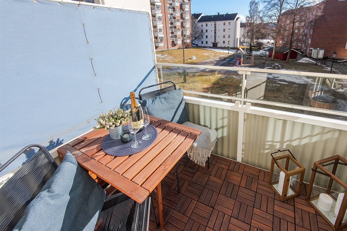 Balkongen er sydvendt med gode solforhold. Galleribilde