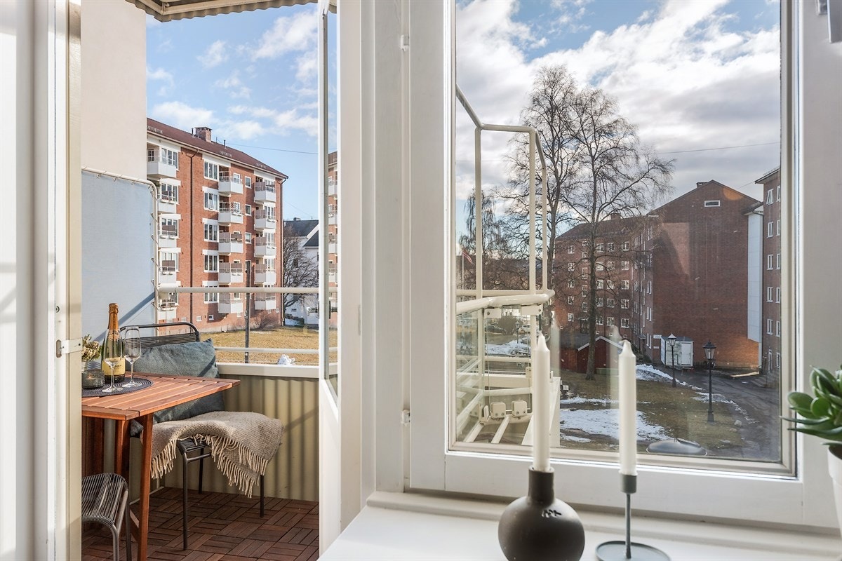 De store vindusflatene, samt adkomst til balkongen gjør rommet ekstra lyst og luftig. Galleribilde