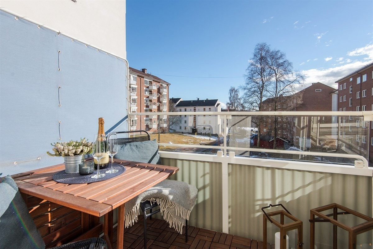 Fra stuen er det adkomst til den herlige balkongen som har god plass til utemøblement, grill, planter etc. Galleribilde