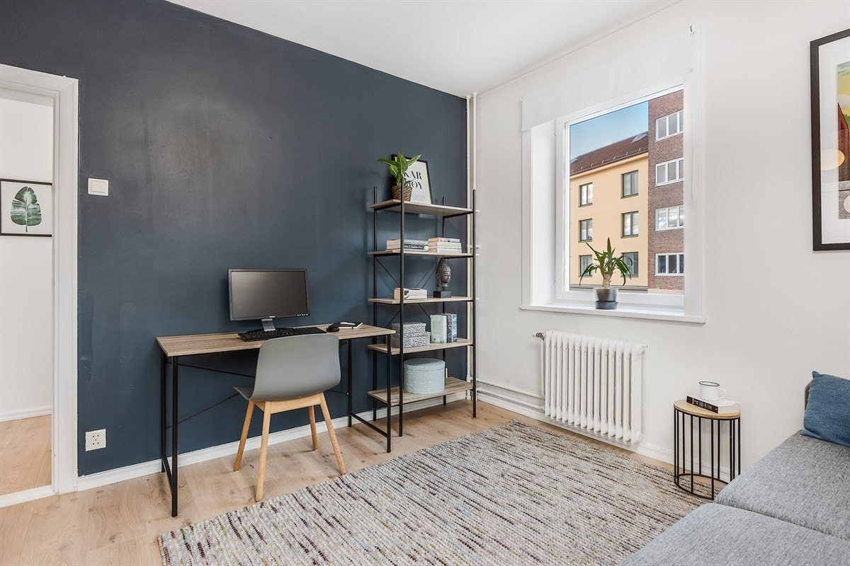 Soverom 2: God plass til både seng og skrivepult. Begge soverommene vender ut mot rolige omgivelser. Galleribilde