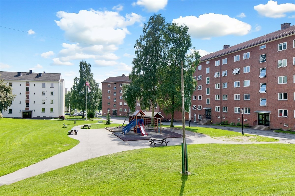 Uteområder på sommerstid - store, luftige grøntområder mellom bebyggelsen. Galleribilde
