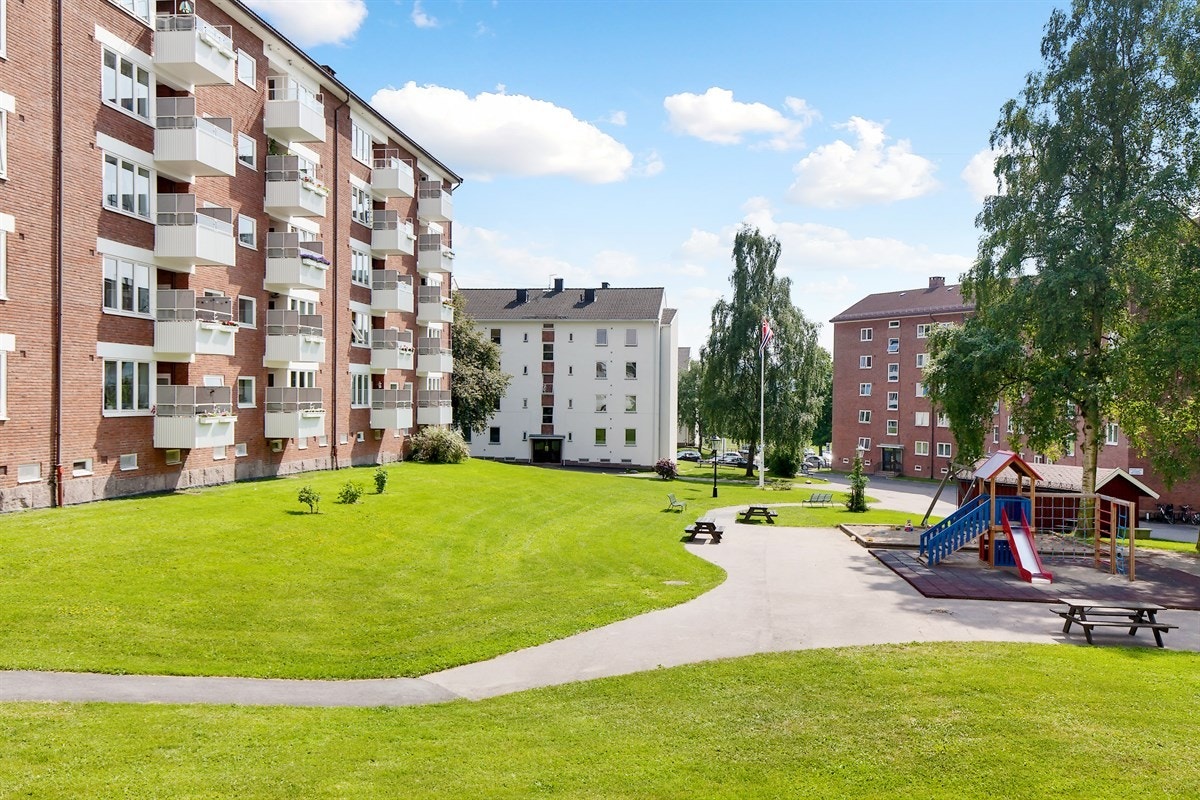 Sommerbilde av fellesarealer - her ligger det til rette for mye utendørs hygge for både store og små! Galleribilde