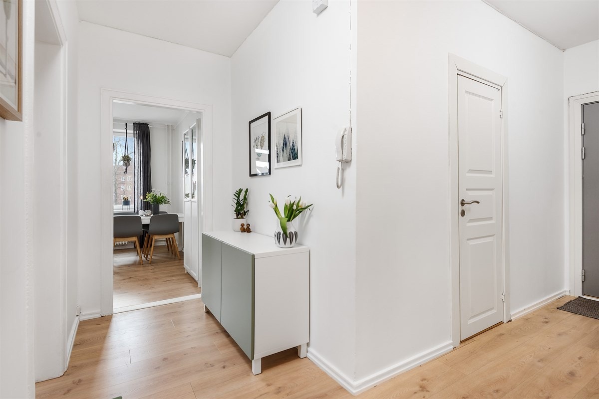 Lys og innbydende entré med plass til oppbevaring av yttertøy og sko. Adkomst til bod/walk-in-closet. Galleribilde