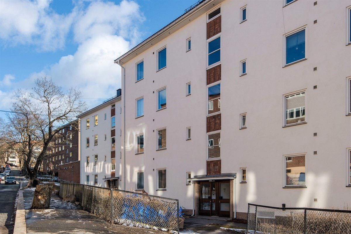 Fasadebilde - borettslaget har 83 parkeringsplasser som leies ut etter venteliste (ledige plasser pt.). Galleribilde