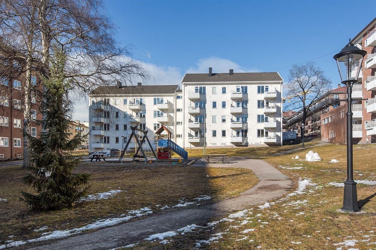Store, grønne fellesarealer i borettslaget som er opparbeidet med plenarealer, sittegrupper, lekeapparater, sykkelparkering m.m. Galleribilde