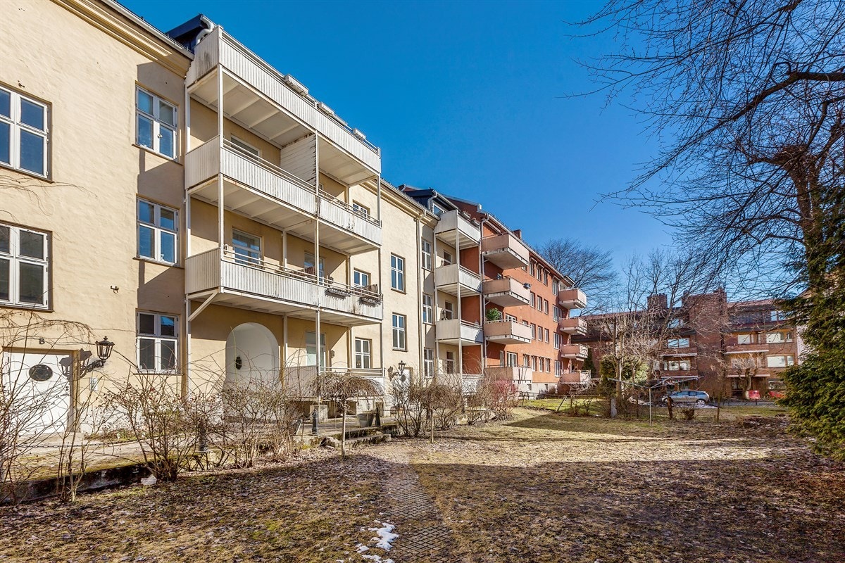 Hyggelig bakgård som er pent opparbeidet med beplantning Galleribilde