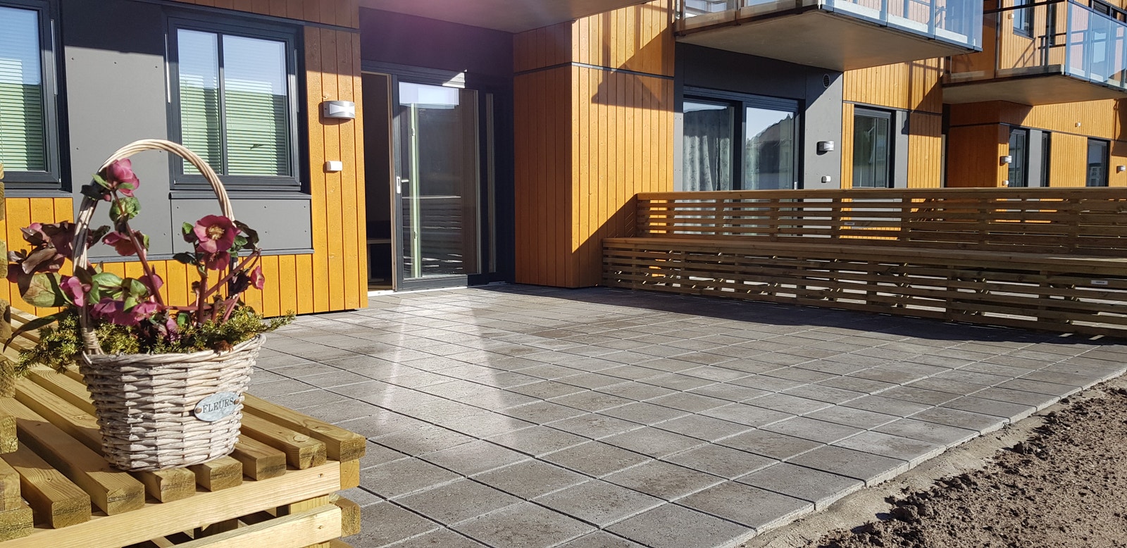 En stor terasse på 32 kvadratmeter, med sol langt ut over dagen tilhører også den helt nye leiligheten. En vintergrønn hekk er plantet og gir lè mot friarealet/gressplenen. Galleribilde