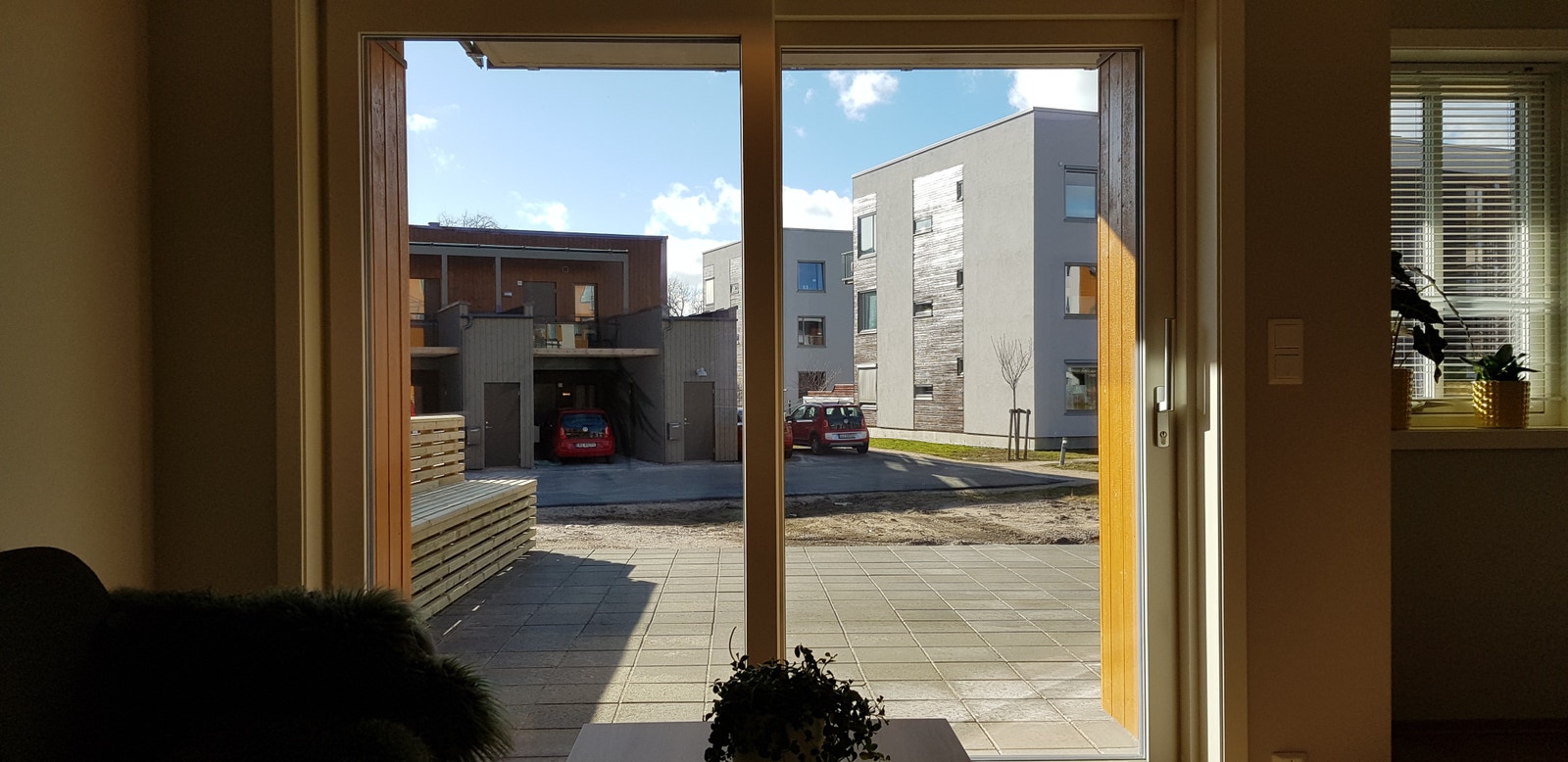 Fra stuevinduene er det utsikt mot den store terrassen, friarealet og etter hvert veien som fører til de andre husene i sameiet Galleribilde