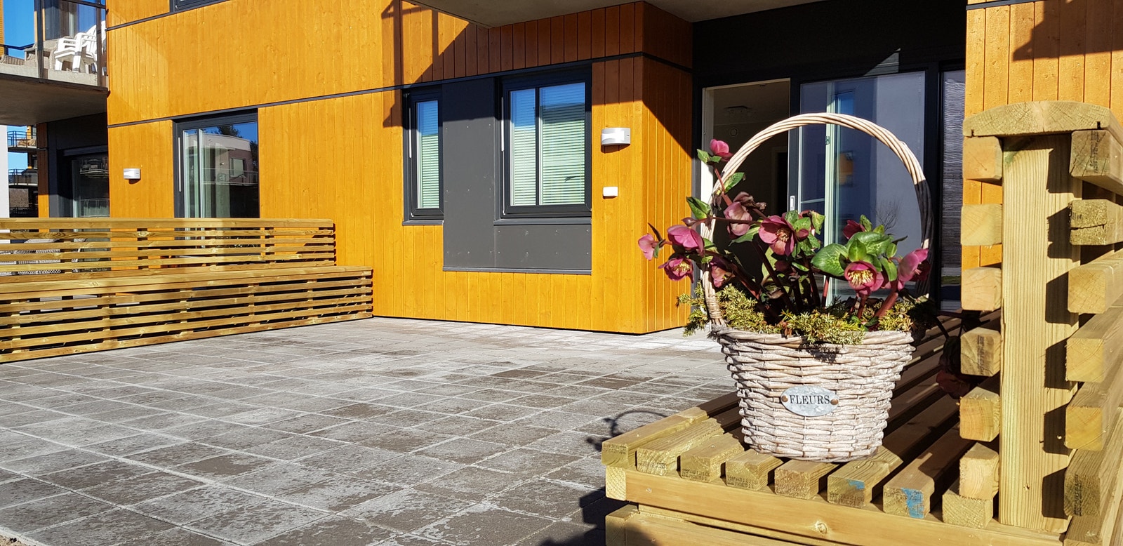 Drømmer du om god plass til krukker og blomsterkasser? Da er det mulig å realisere drømmen her! Nøyer du deg med solseng og sittegruppe, er plasseringsmulighetene mange når du har hele 32 kvadratmeter uteplass å boltre deg på! Galleribilde