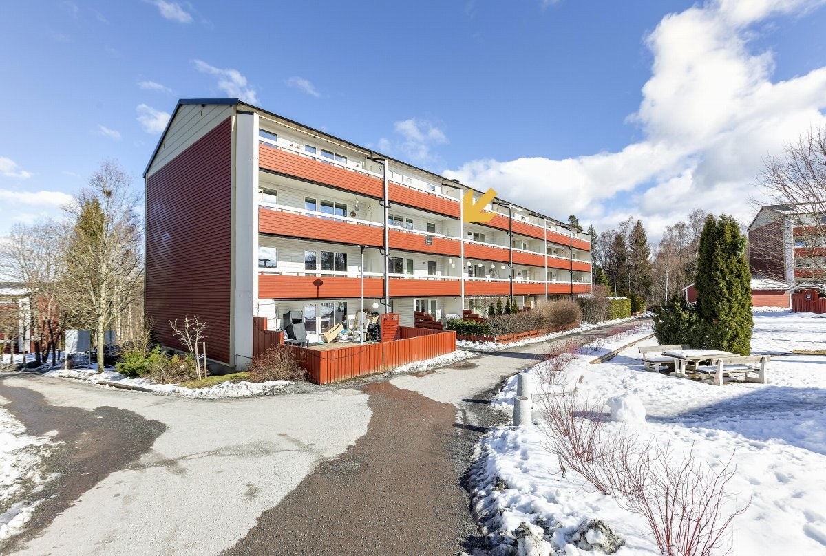 Velkommen til en pen, gjennomgående leilighet i 3. etasje. Stor sydvendt balkong. Galleribilde