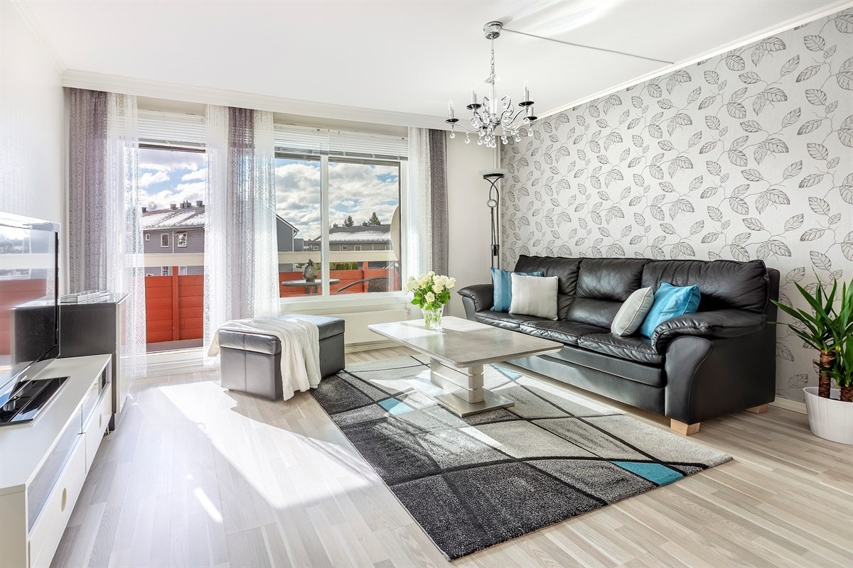 Stuen har store vindusflater, som gir et lyst og luftig helhetsinntrykk. Galleribilde