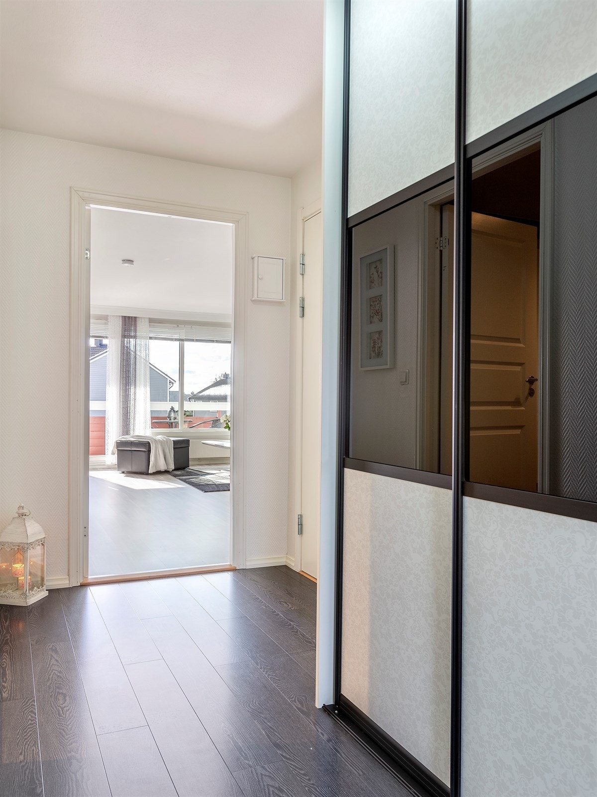 Entré sett mot stuen. Galleribilde