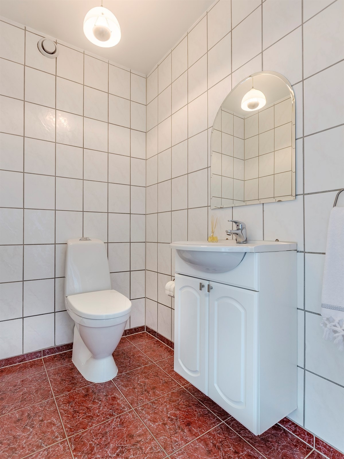 Romslig, flislagt separat WC med servant. Galleribilde