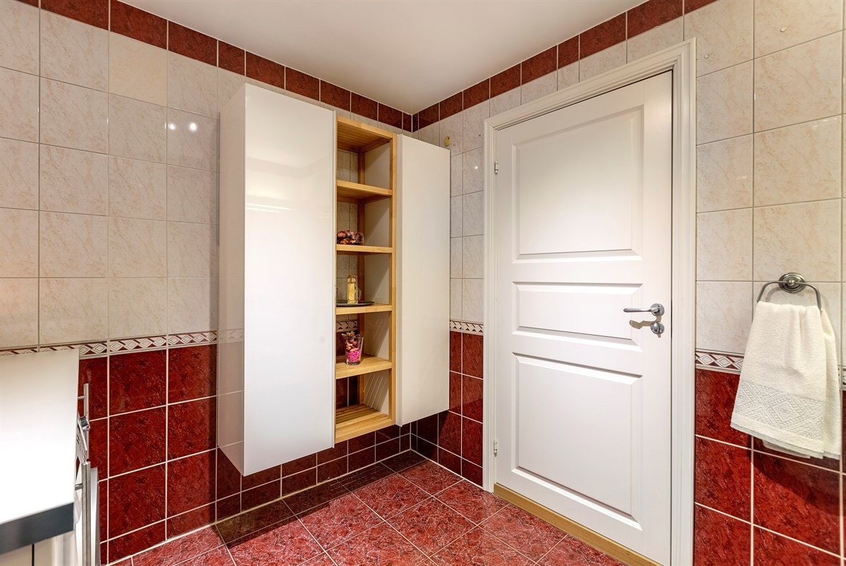 2 høyskap med hyller medfølger. Galleribilde