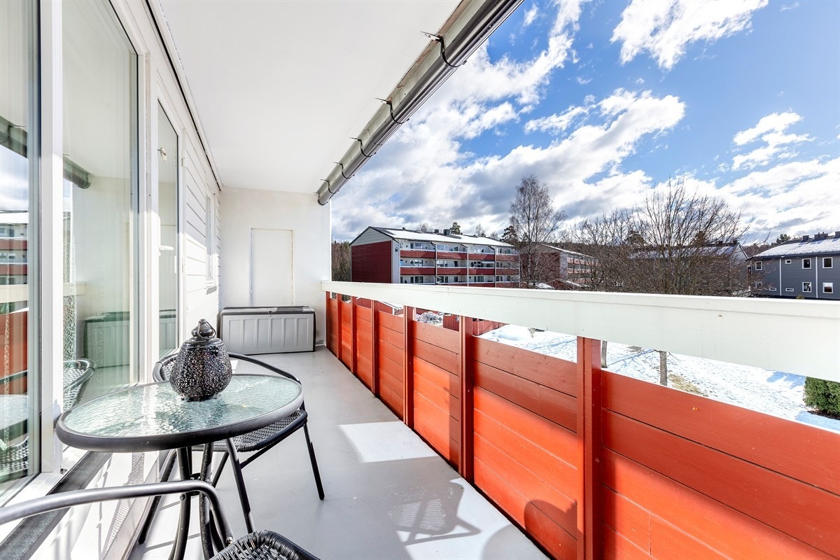 Overbygd balkong med utsikt over nærområdet. Galleribilde