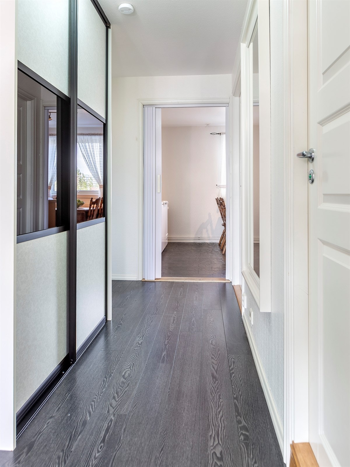 Entré sett mot kjøkken med Langlo skyvedørsgarderobe. Galleribilde