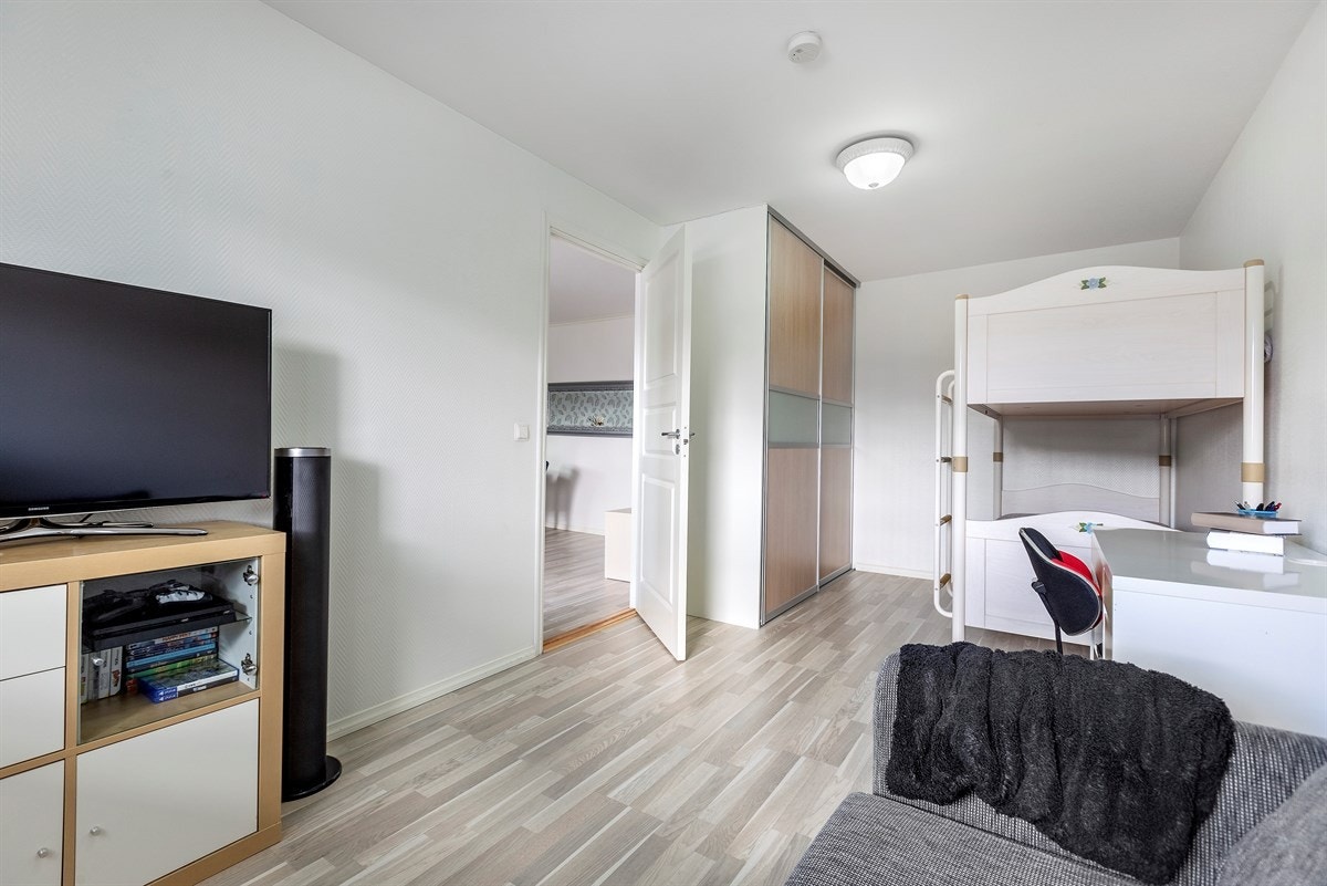 Det største soverommet er på ca 15 m². Langlo skyvedørsgardeobe. Galleribilde