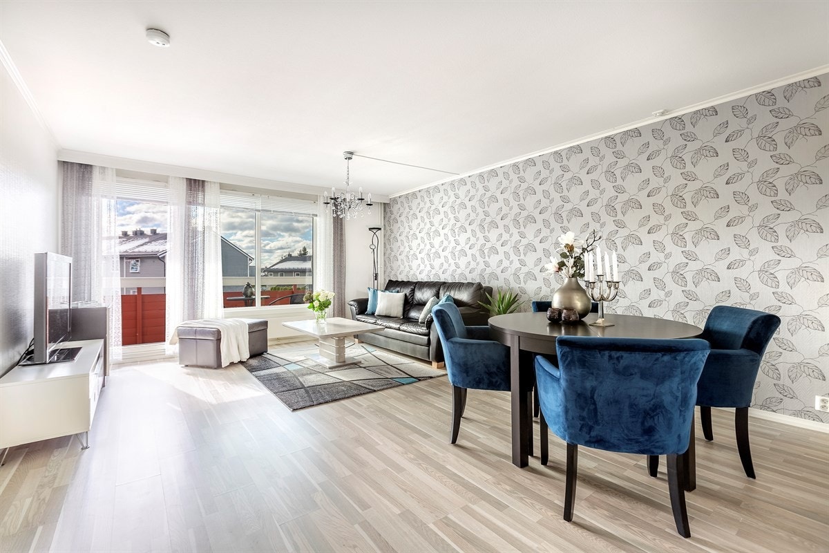 Stor stue med god plass både til spisestue og salong. Galleribilde