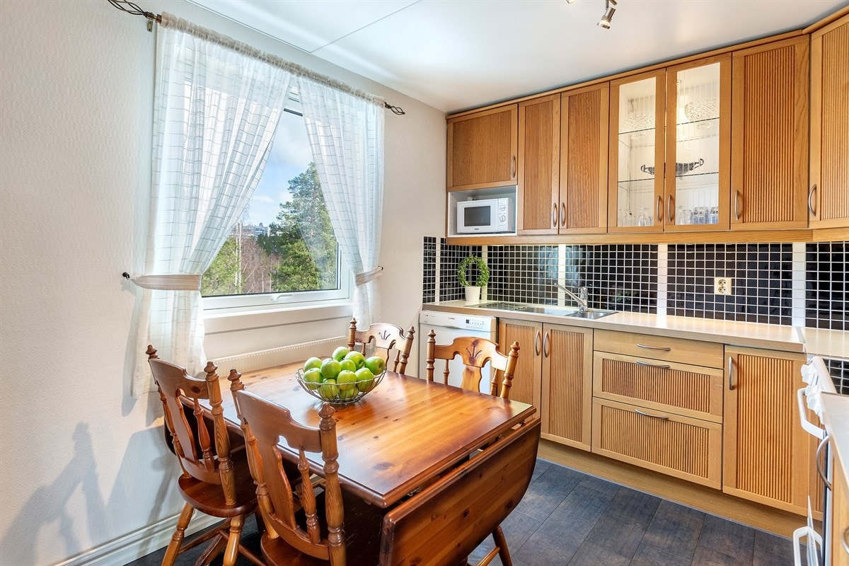 Hyggelig spiseplass ved vinduet med utsikt mot nord. Galleribilde