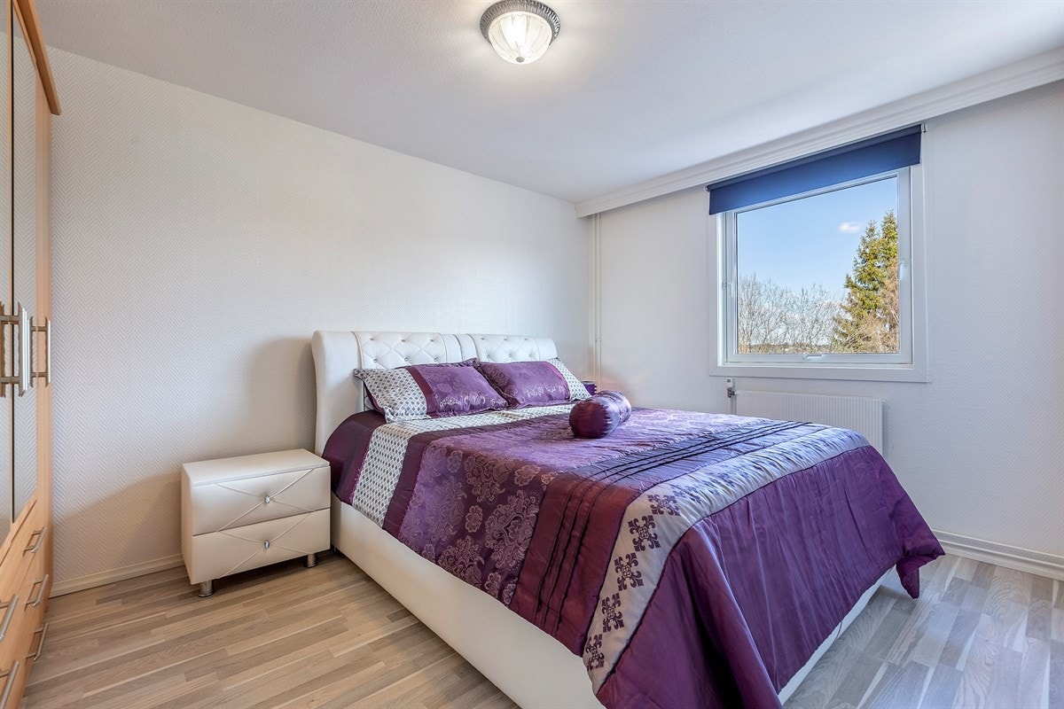 Soverom 2 er på ca 12 m². Vindu med utsikt mot nord. Galleribilde