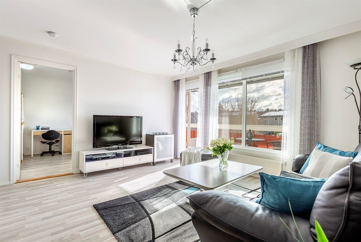 Fra stuen er det dør til det største soverommet og balkong. Galleribilde